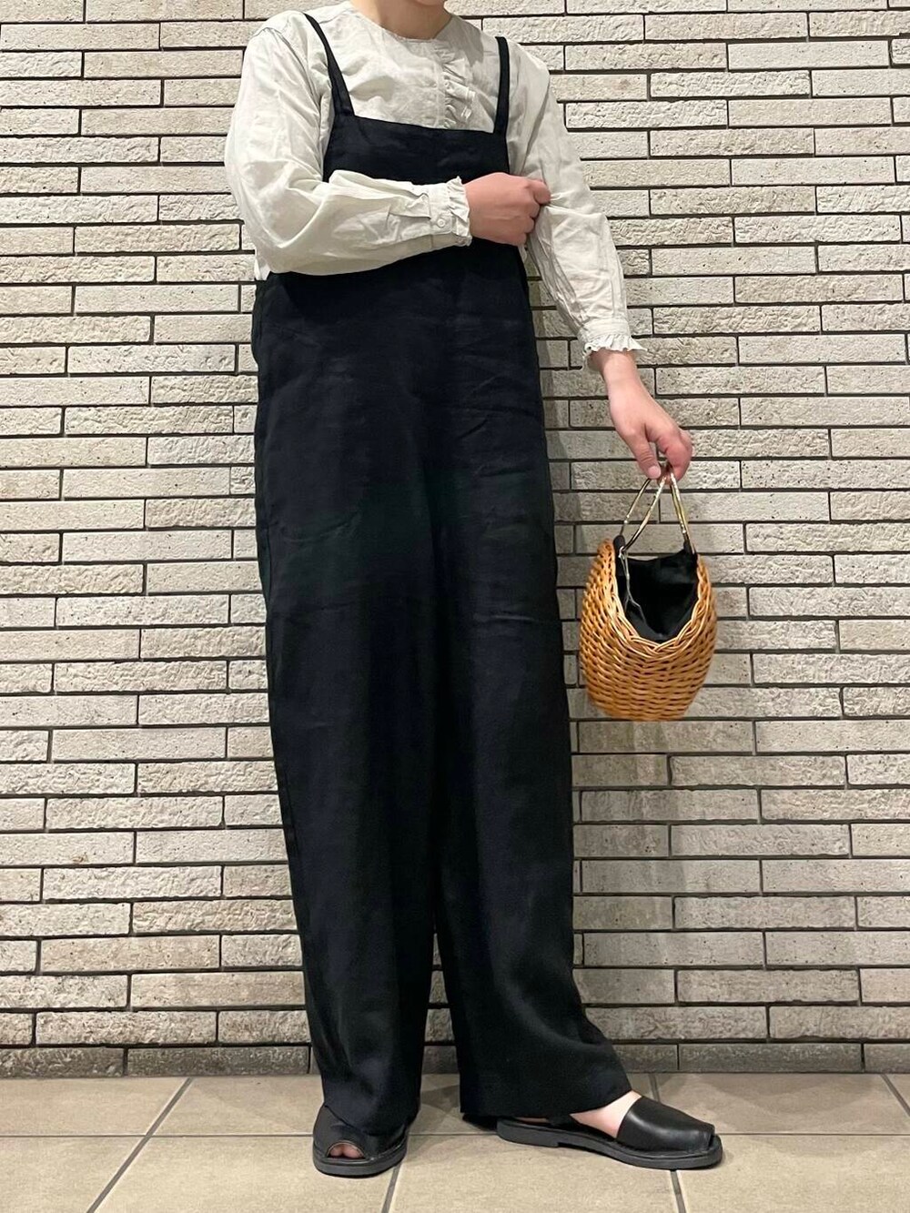 ブラック系のサロペット/オーバーオール、イエロー系のショルダーバッグ、グレー系のシャツ/ブラウスを着用したレディースの春コーディネートの4枚目の写真