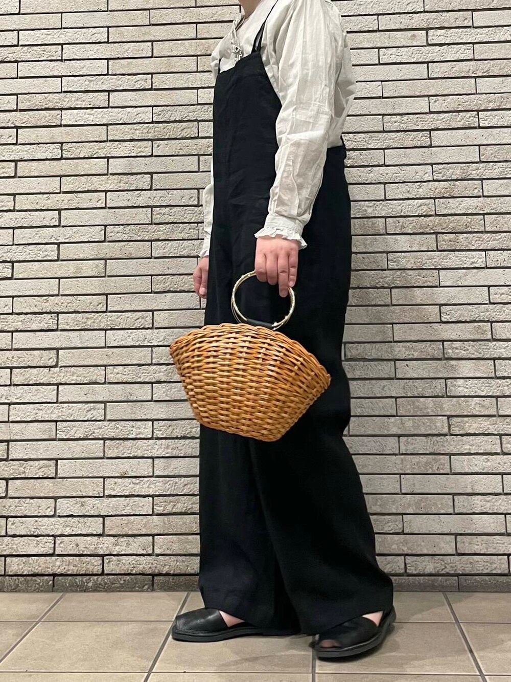 ブラック系のサロペット/オーバーオール、イエロー系のショルダーバッグ、グレー系のシャツ/ブラウスを着用したレディースの春コーディネートの5枚目の写真