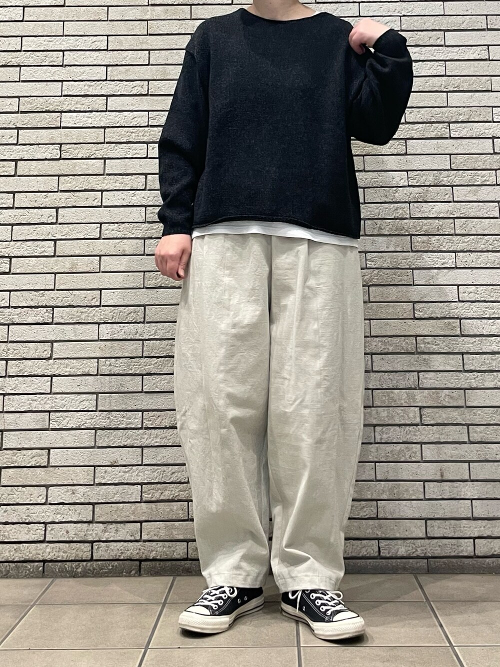 ブラック系のニット/セーター、ホワイト系のその他パンツを着用したレディースの秋コーディネートの3枚目の写真