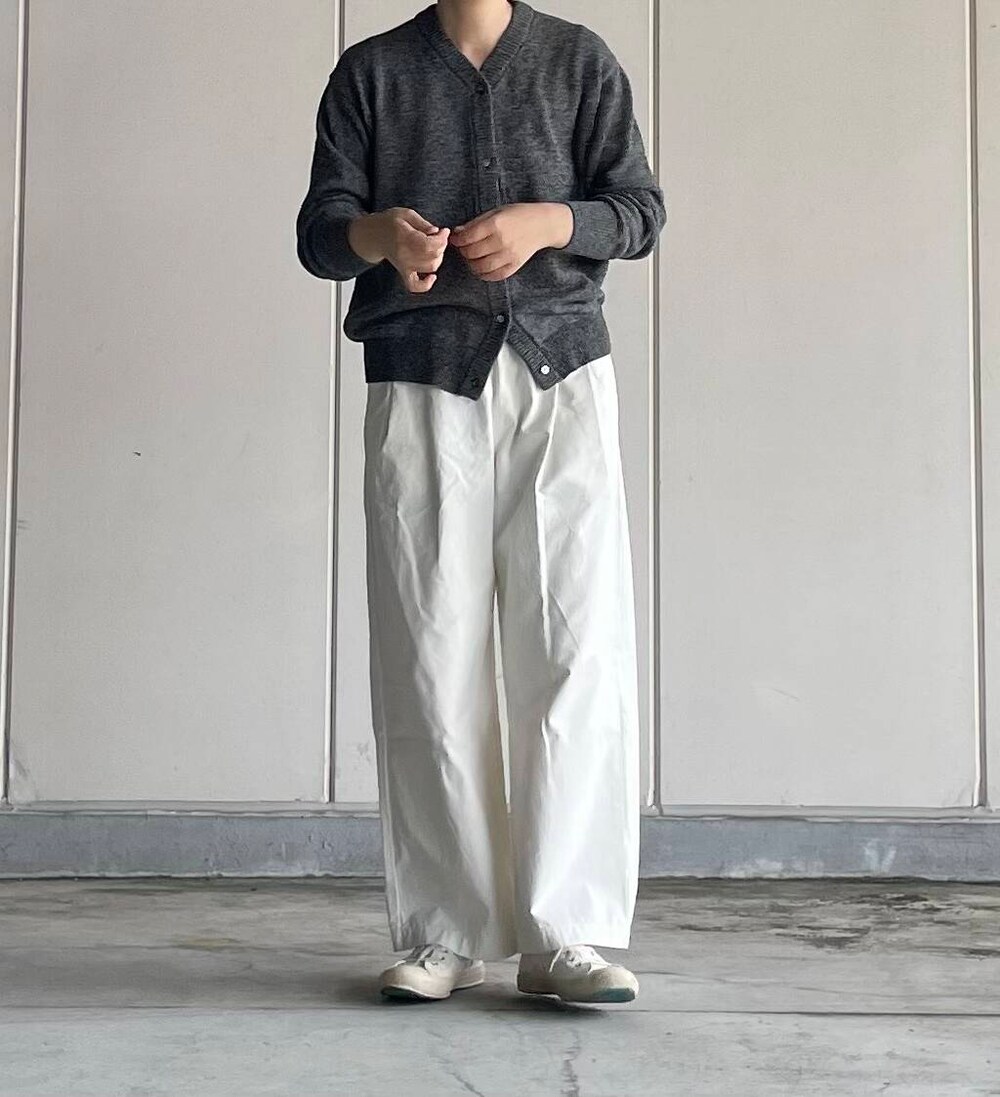 ホワイト系のその他パンツ、グレー系のカーディガン/ボレロを着用したレディースの夏コーディネートの3枚目の写真