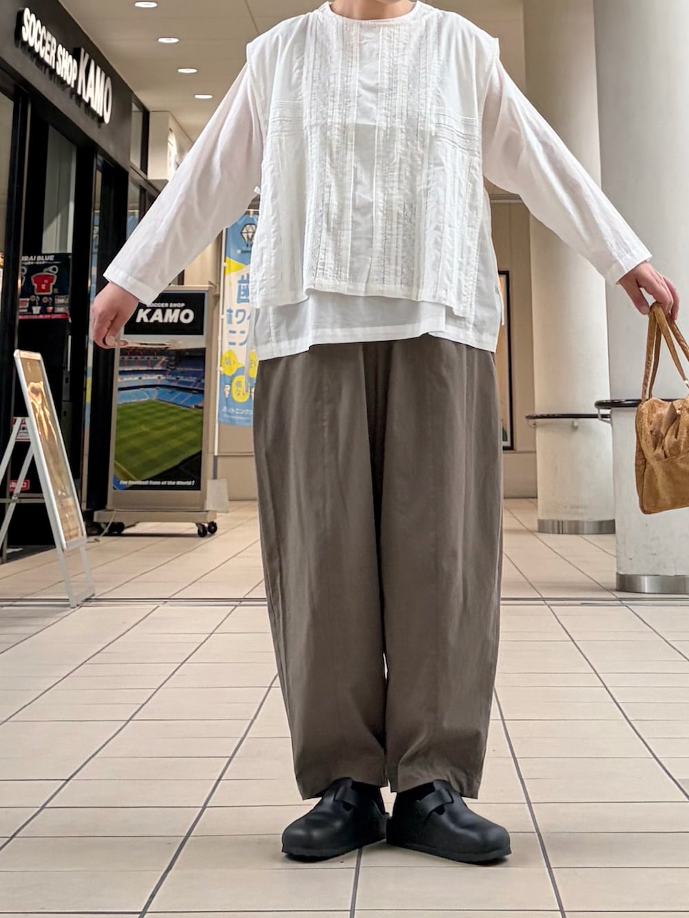 ホワイト系のシャツ/ブラウス、グリーン系のその他パンツ、イエロー系のハンドバッグを着用したレディースの秋コーディネートの7枚目の写真