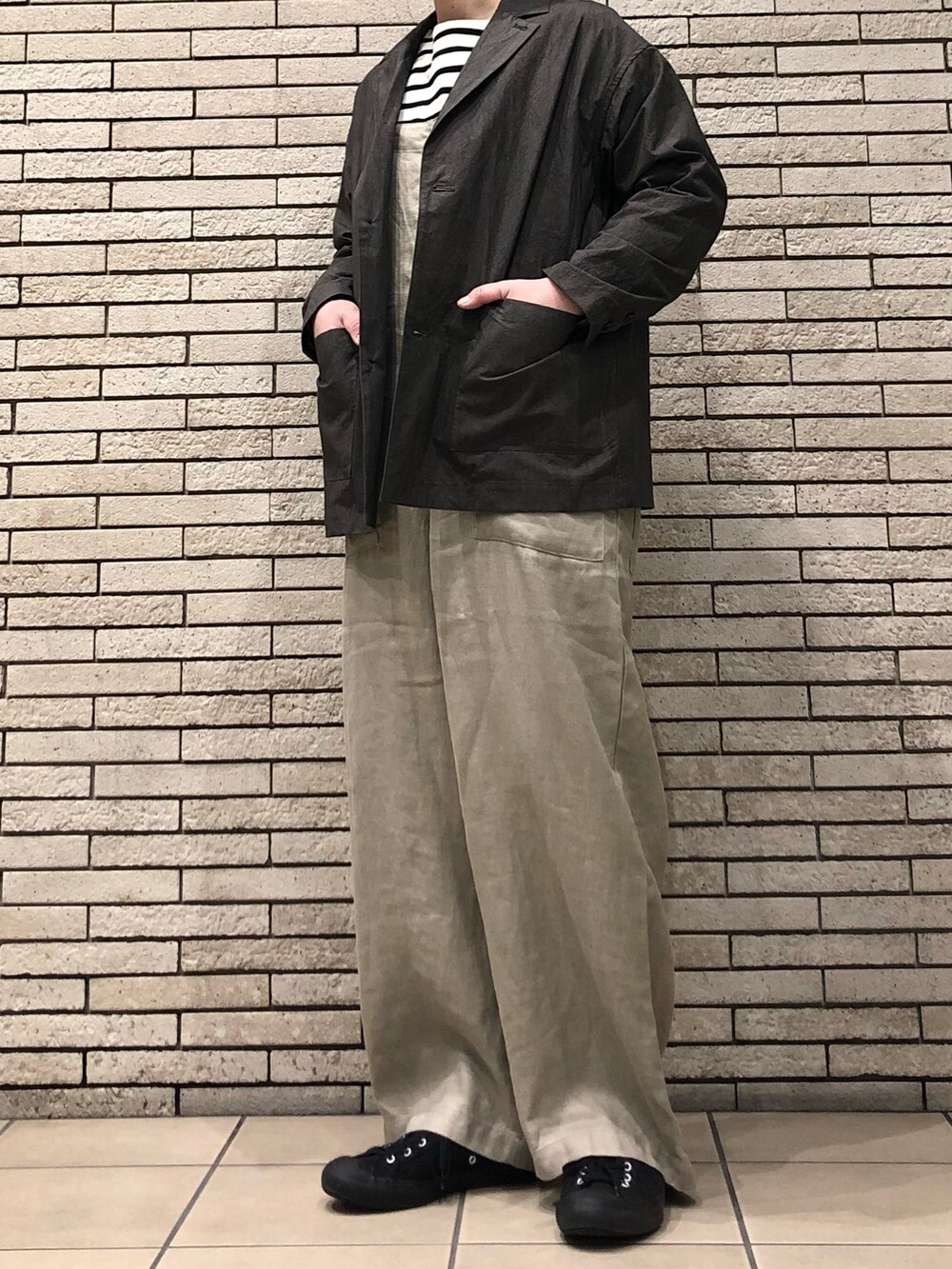 ブラック系のTシャツ/カットソー、グレー系のその他アウター、グレー系のサロペット/オーバーオールを着用したレディースの冬コーディネートの3枚目の写真