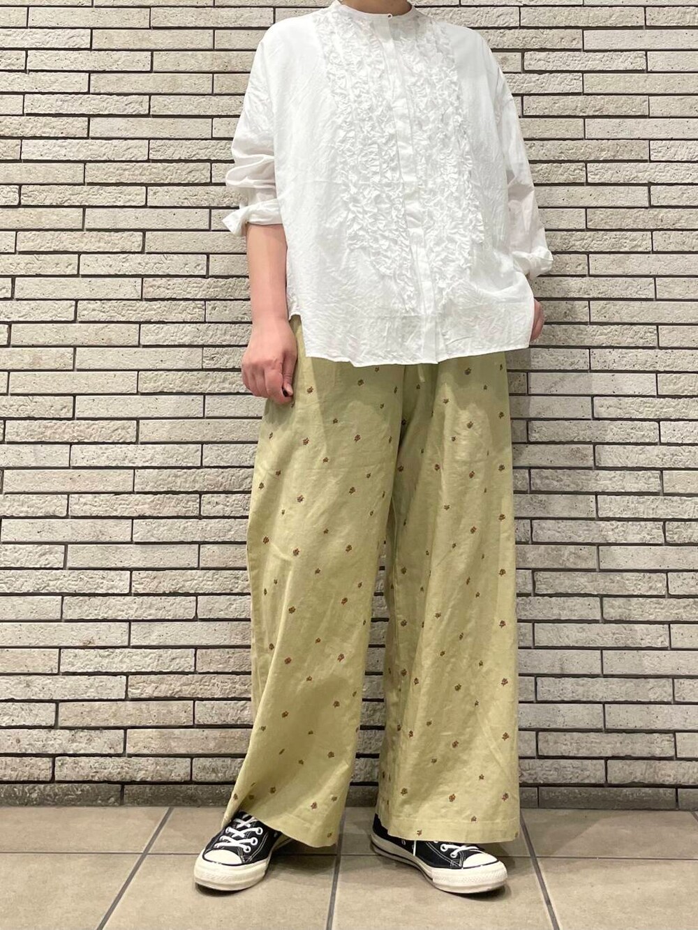 イエロー系のその他パンツ、ホワイト系のシャツ/ブラウスを着用したレディースの夏コーディネートの2枚目の写真