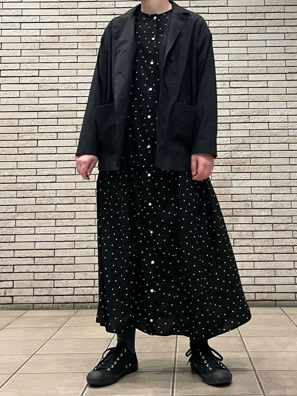 「ワンピース、大人カジュアル、かぐれ、シンプルスタイル、ナチュラルスタイル、春のジャケットスタイル」｜「かぐれの『2サイズ展開』ドット2WAYワンピース（ワンピース、ブラック系）」を使った、岩部恵さん（レディース・168cm）の春コーディネートの2枚目の写真