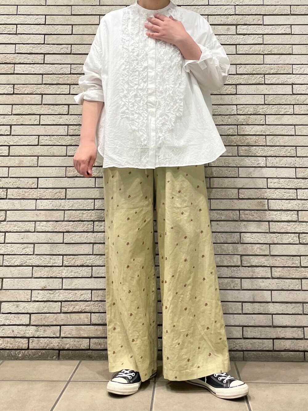 イエロー系のその他パンツ、ホワイト系のシャツ/ブラウスを着用したレディースの夏コーディネートの5枚目の写真