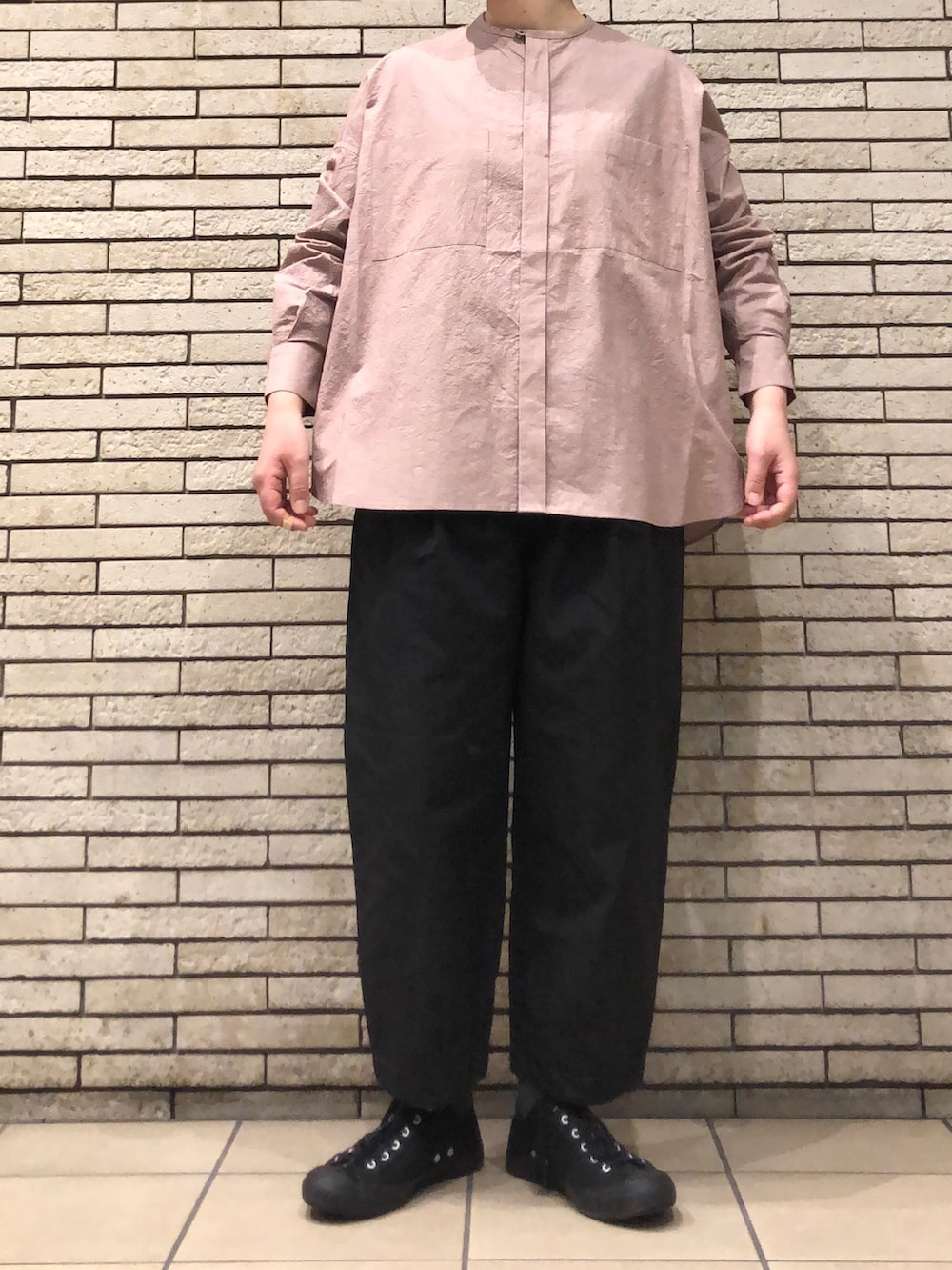 ピンク系のシャツ/ブラウス、ブラック系のその他パンツを着用したレディースの冬コーディネートの2枚目の写真