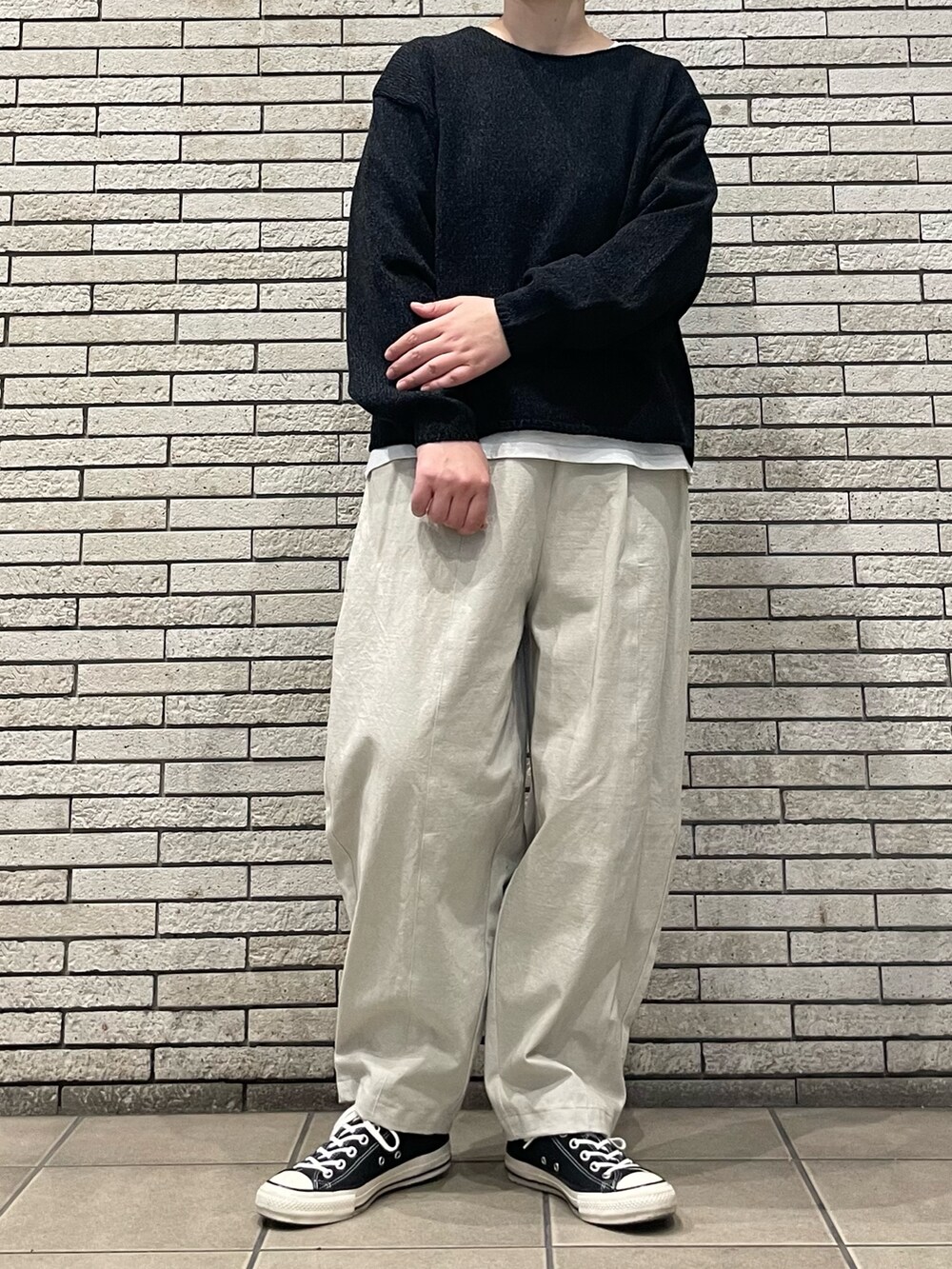 ブラック系のニット/セーター、ホワイト系のその他パンツを着用したレディースの秋コーディネートの6枚目の写真