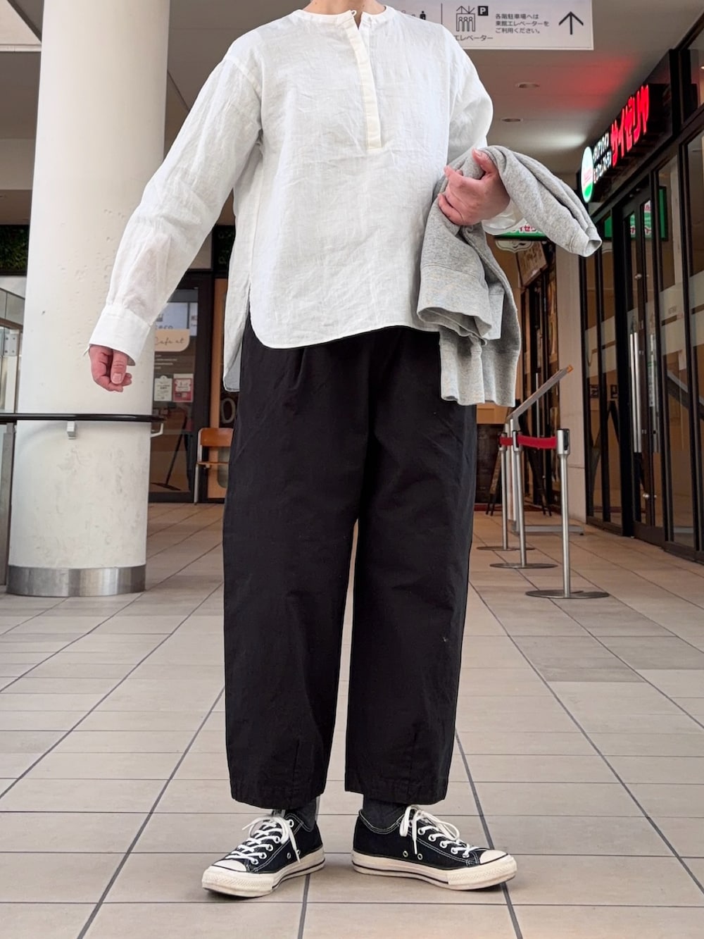 ホワイト系のシャツ/ブラウス、ブラック系のその他パンツ、グレー系のスウェットを着用したレディースの春コーディネートの3枚目の写真