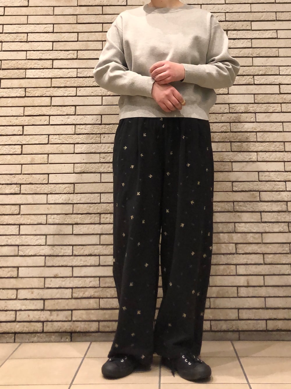 ベージュ系のニット/セーター、ブラック系のその他パンツを着用したレディースの冬コーディネートの3枚目の写真