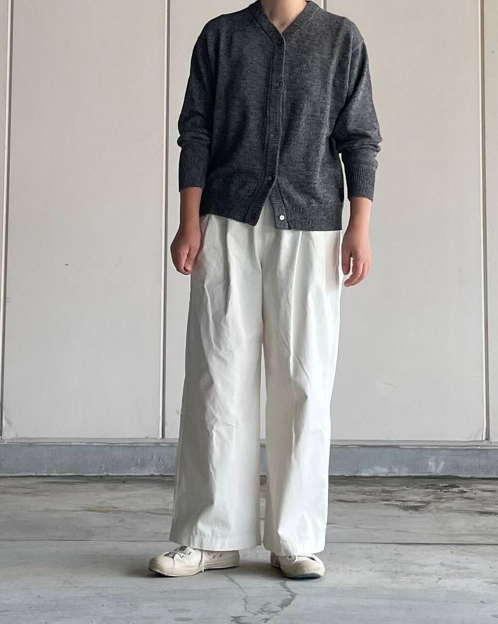 ホワイト系のその他パンツ、グレー系のカーディガン/ボレロを着用したレディースの夏コーディネートの2枚目の写真