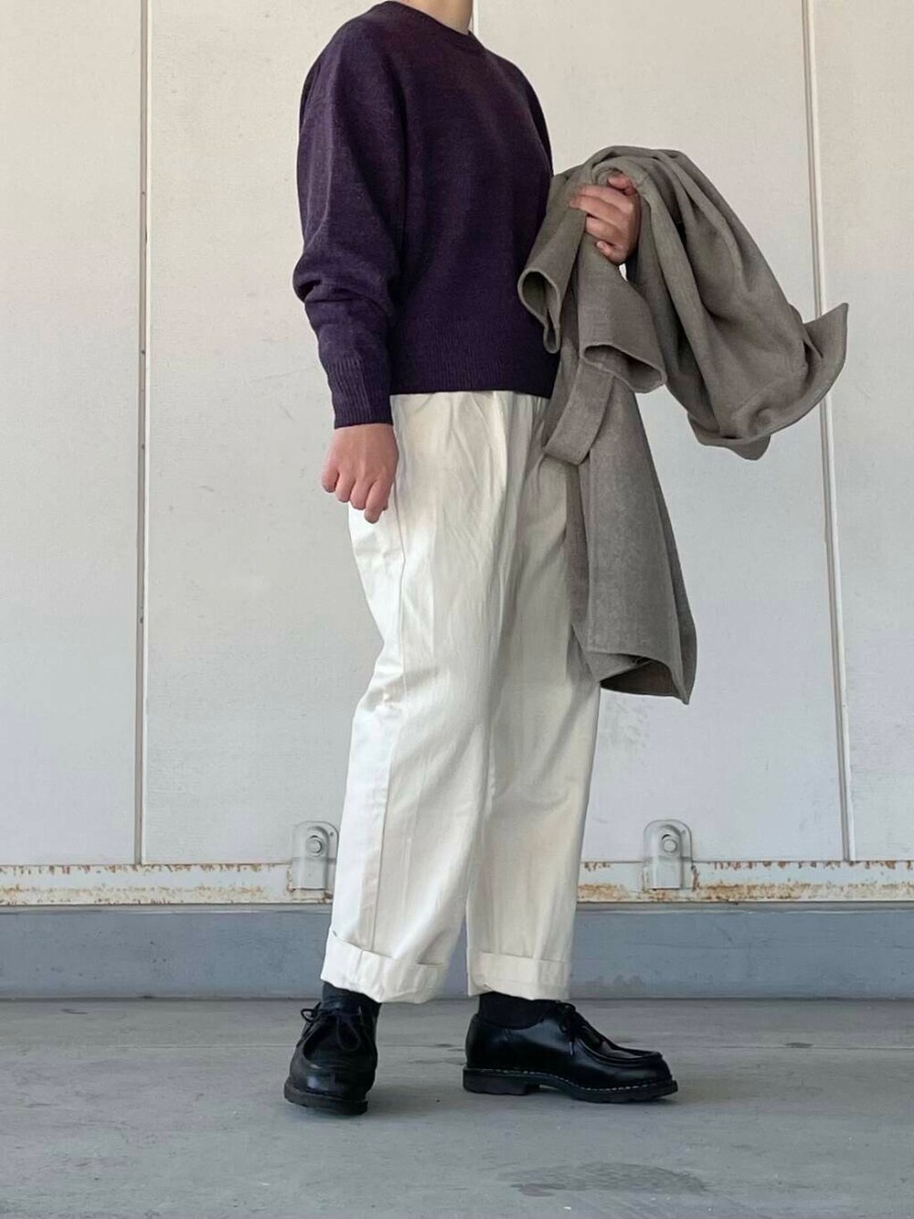 ベージュ系のデニムパンツ、グレー系のステンカラーコート、パープル系のニット/セーターを着用したレディースの冬コーディネートの6枚目の写真