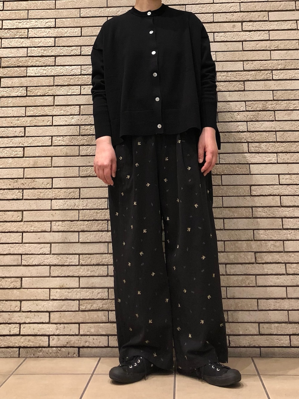 ブラック系のカーディガン/ボレロ、ブラック系のその他パンツを着用したレディースの春コーディネートの4枚目の写真