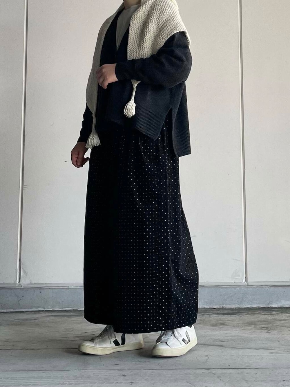 ブラック系のその他パンツ、グレー系のカーディガン/ボレロ、グレー系のTシャツ/カットソーを着用したレディースの冬コーディネートの3枚目の写真