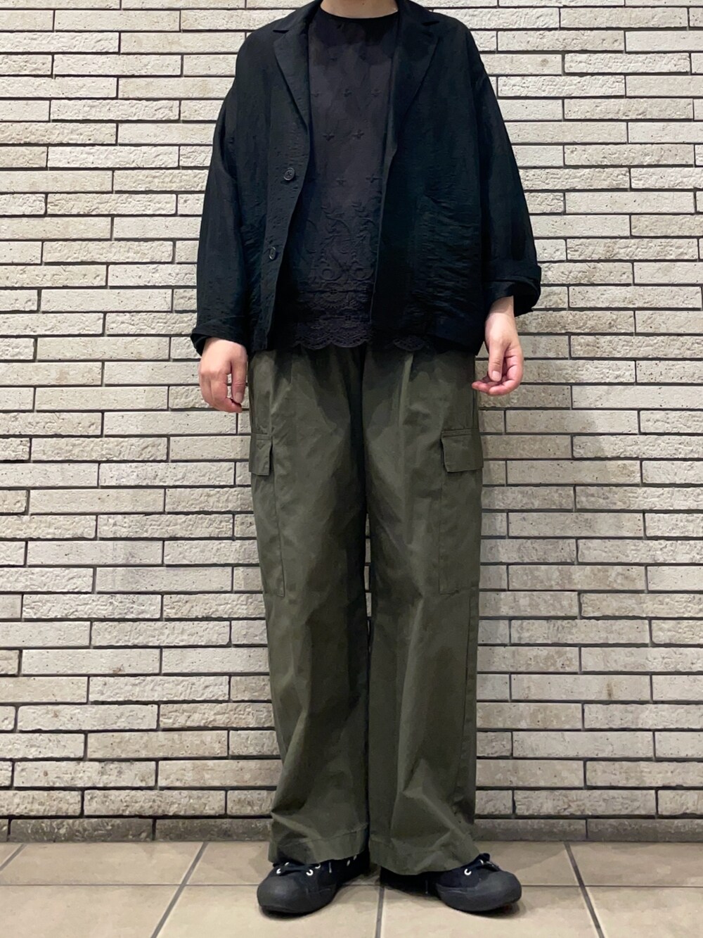 ブラック系のその他アウター、グリーン系のその他パンツ、ブラック系のシャツ/ブラウスを着用したレディースの秋コーディネートの2枚目の写真