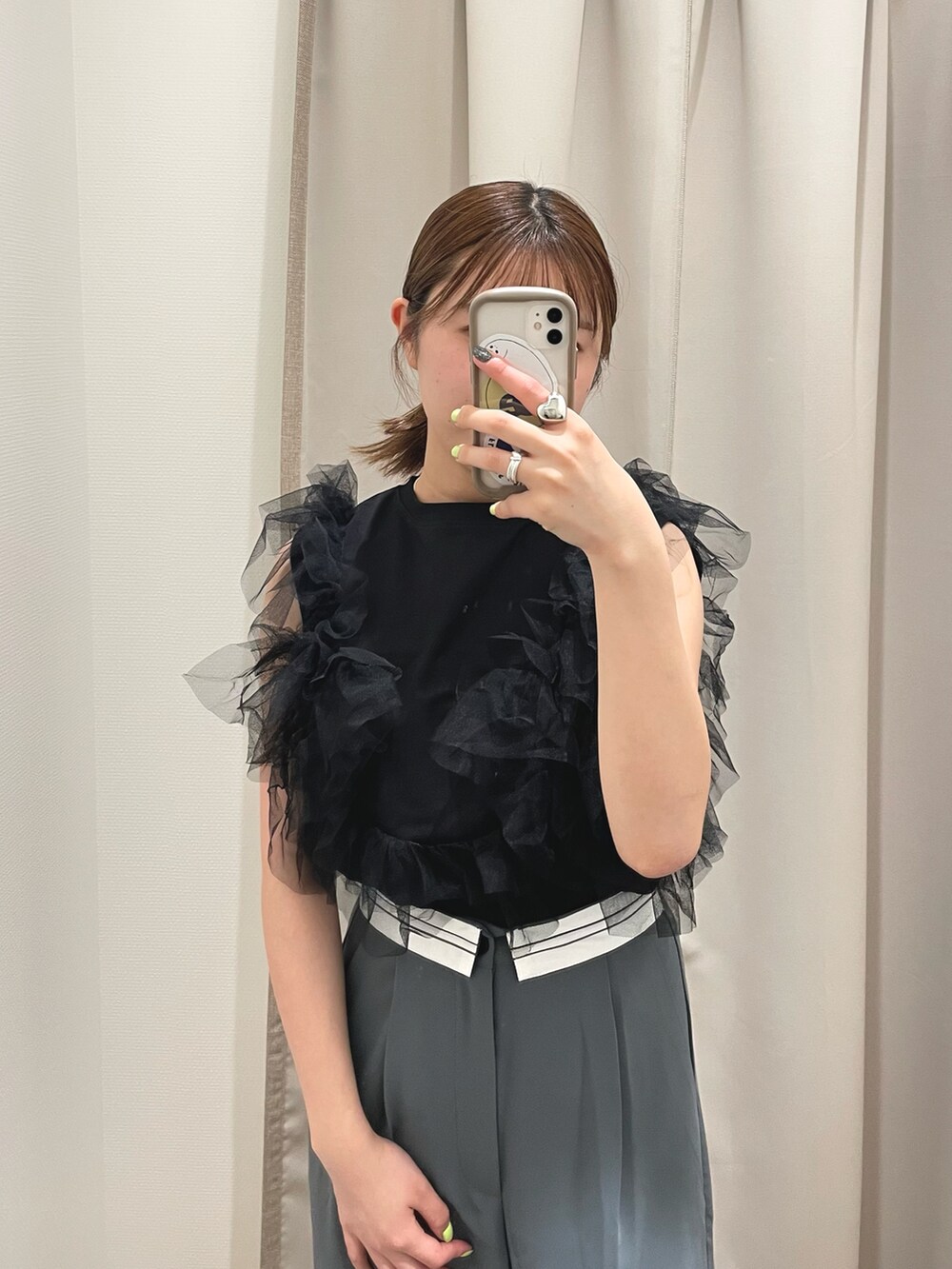 ブラック系のTシャツ/カットソー、グレー系のスラックスを着用したレディースの春コーディネートの5枚目の写真