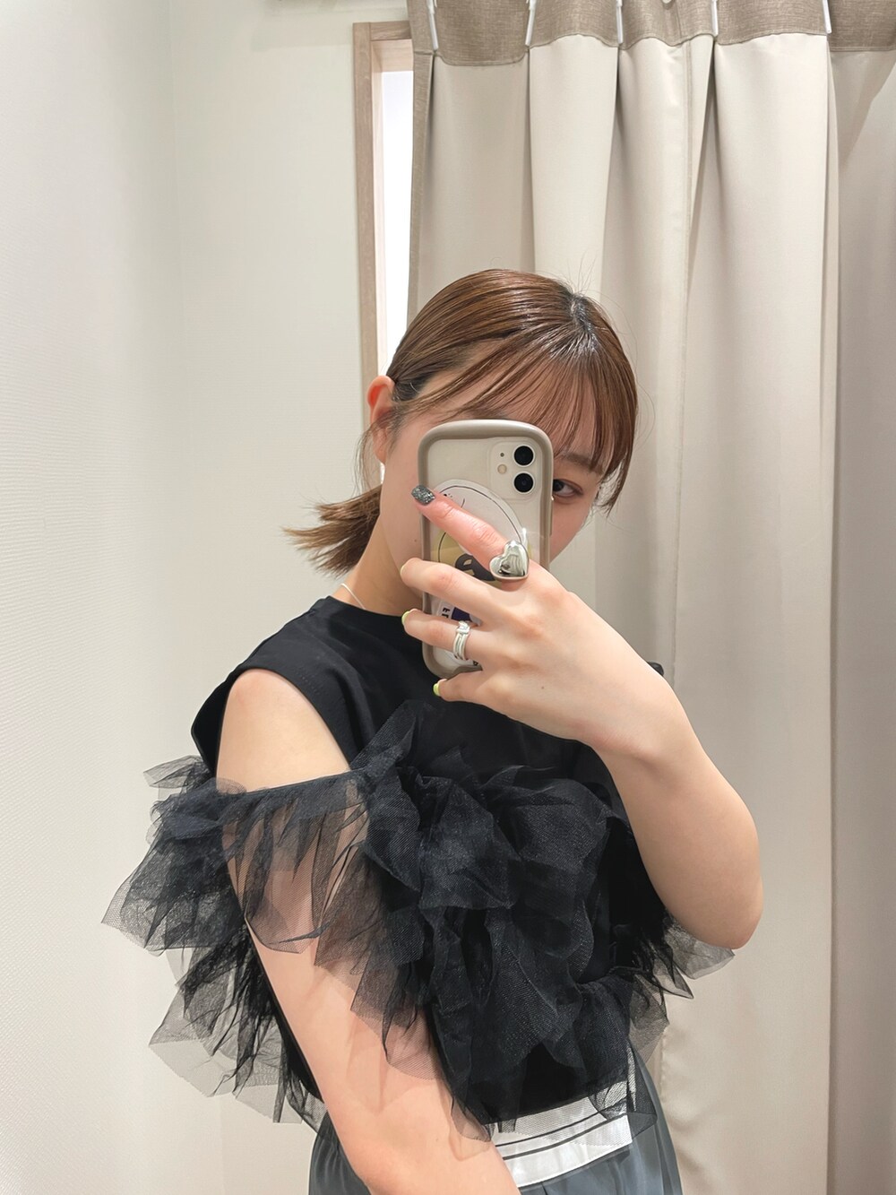 ブラック系のTシャツ/カットソー、グレー系のスラックスを着用したレディースの春コーディネートの4枚目の写真