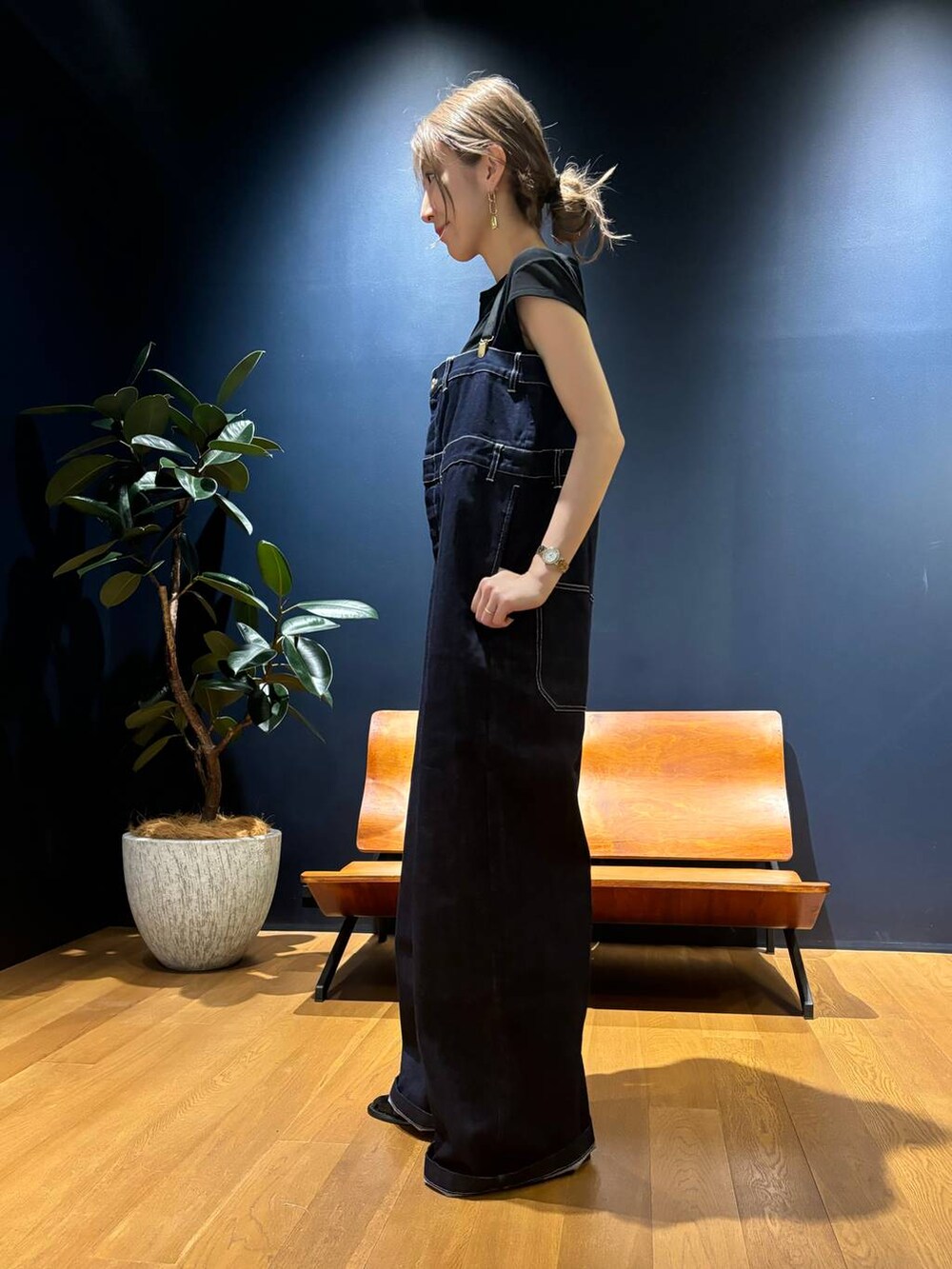 ブラック系のTシャツ/カットソー、ブルー系のその他パンツ、グレー系のバングル/リストバンドを着用したレディースの春コーディネートの2枚目の写真