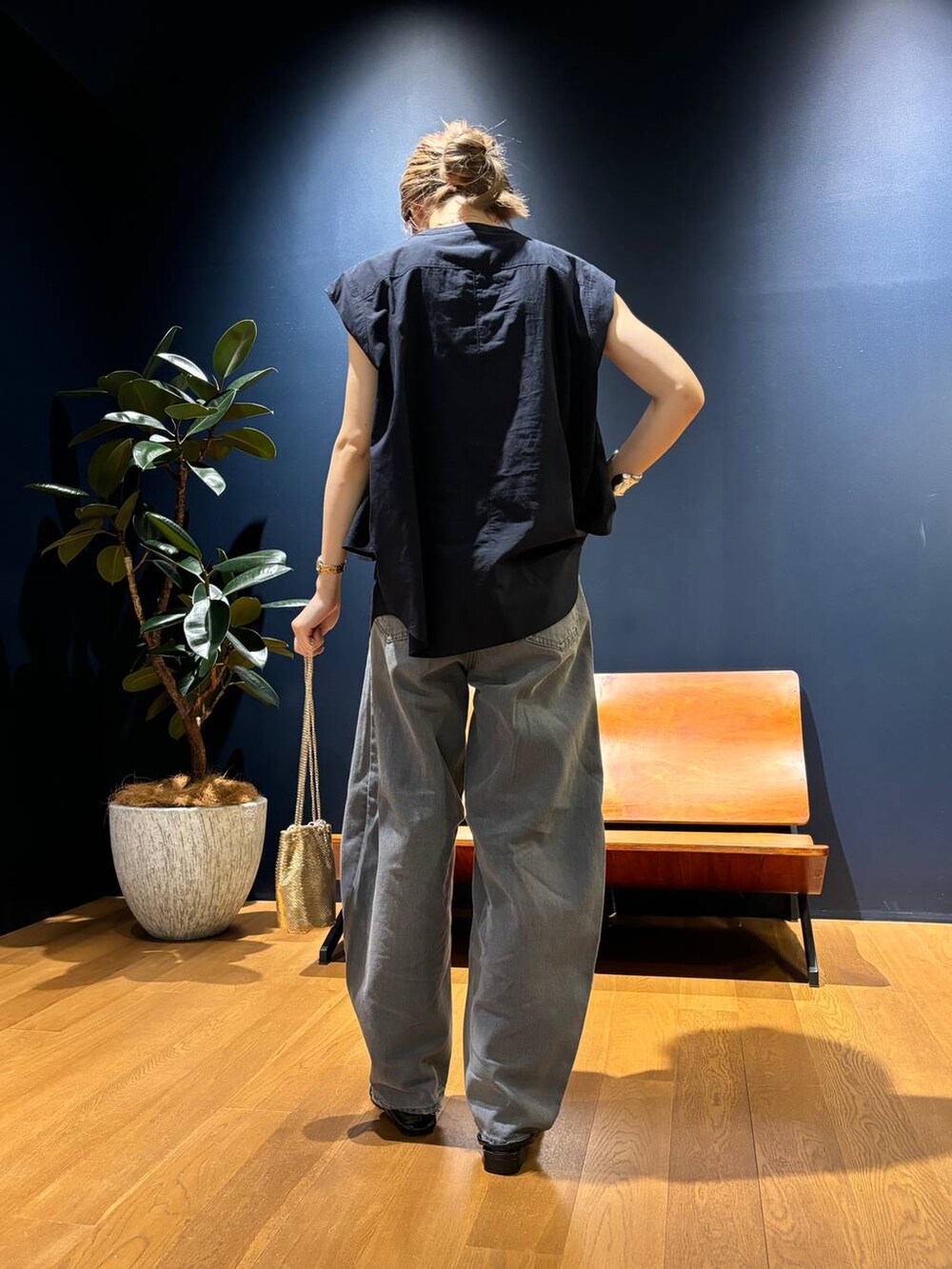 グレー系のデニムパンツ、ブルー系のシャツ/ブラウス、ゴールド系のネックレスを着用したレディースの夏コーディネートの3枚目の写真