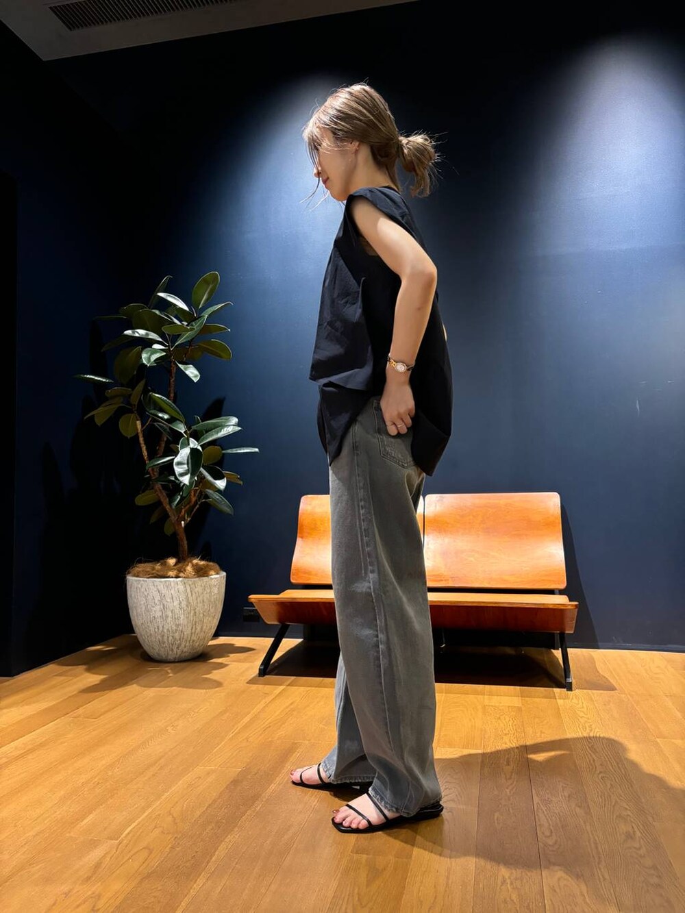 グレー系のデニムパンツ、ブルー系のシャツ/ブラウス、ゴールド系のネックレスを着用したレディースの夏コーディネートの2枚目の写真