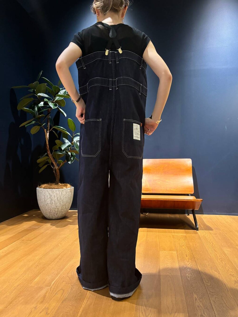 ブラック系のTシャツ/カットソー、ブルー系のその他パンツ、グレー系のバングル/リストバンドを着用したレディースの春コーディネートの3枚目の写真