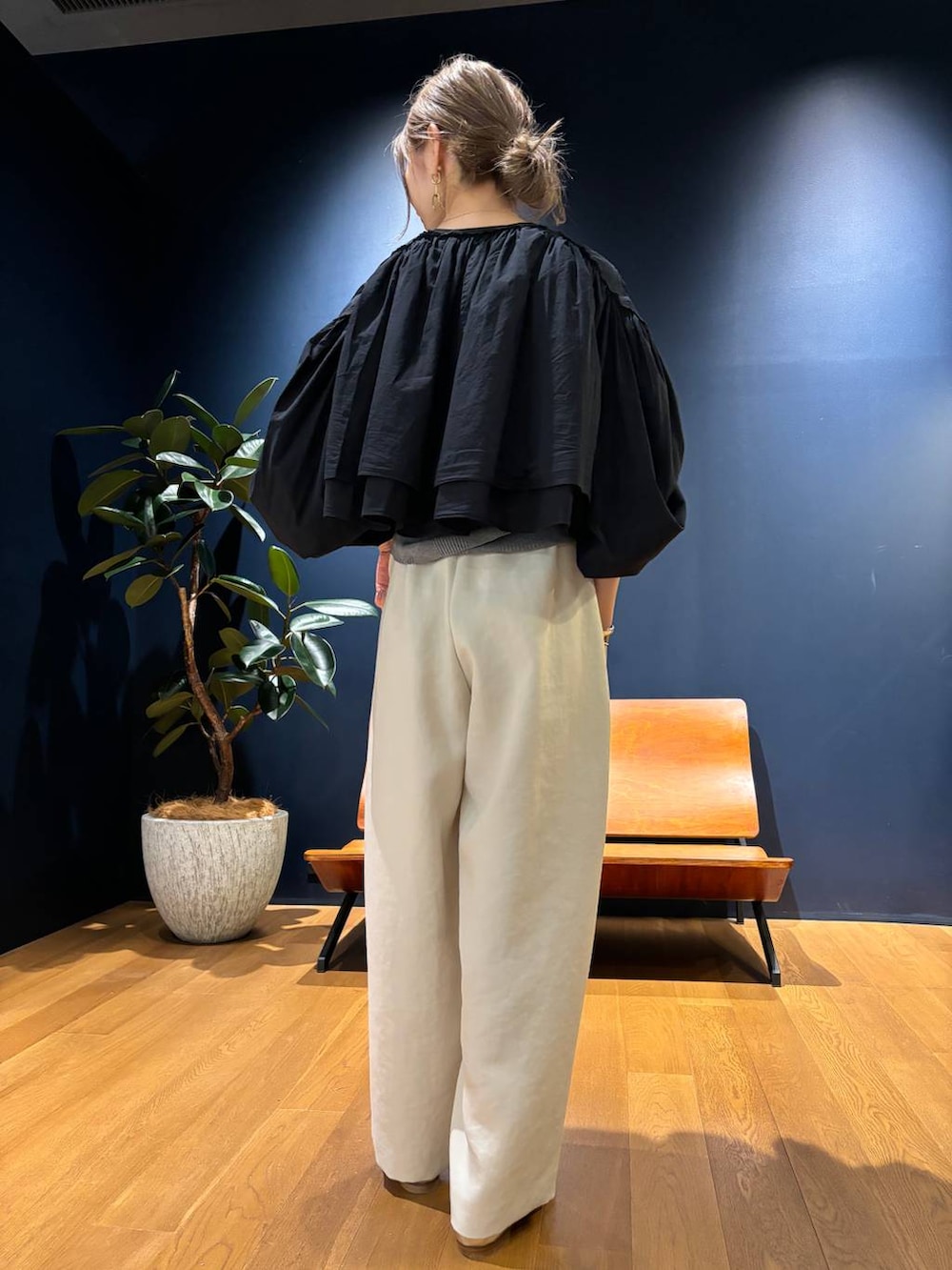 グレー系のタンクトップ、ブルー系のシャツ/ブラウス、ホワイト系のその他パンツを着用したレディースの春コーディネートの3枚目の写真