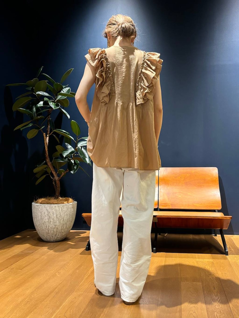 ベージュ系のシャツ/ブラウス、ホワイト系のデニムパンツを着用したレディースの春コーディネートの2枚目の写真