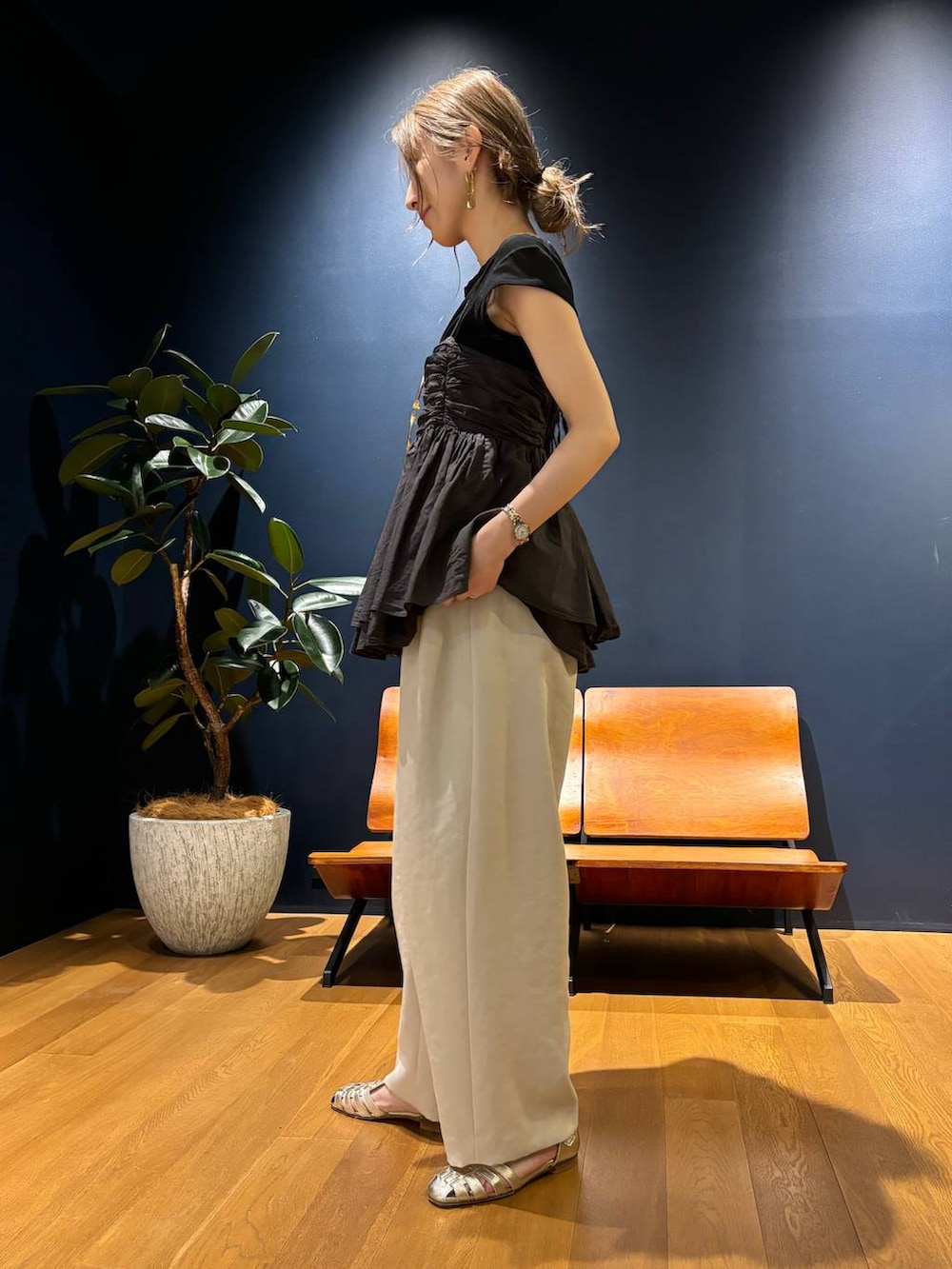 ホワイト系のその他パンツ、ブラック系のTシャツ/カットソー、グレー系のキャミソールを着用したレディースの春コーディネートの2枚目の写真