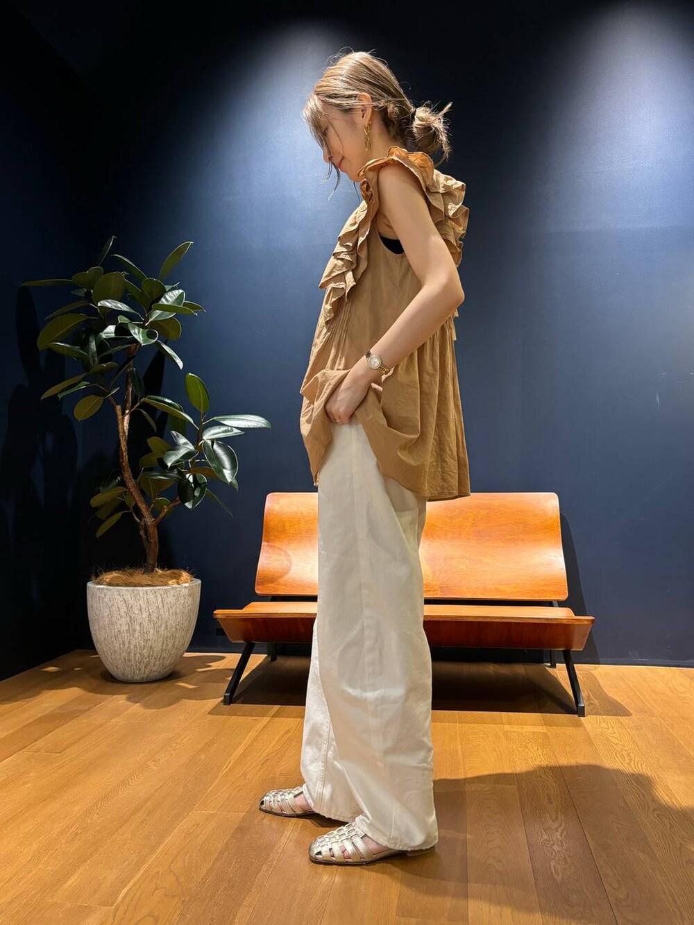 ベージュ系のシャツ/ブラウス、ホワイト系のデニムパンツを着用したレディースの春コーディネートの3枚目の写真