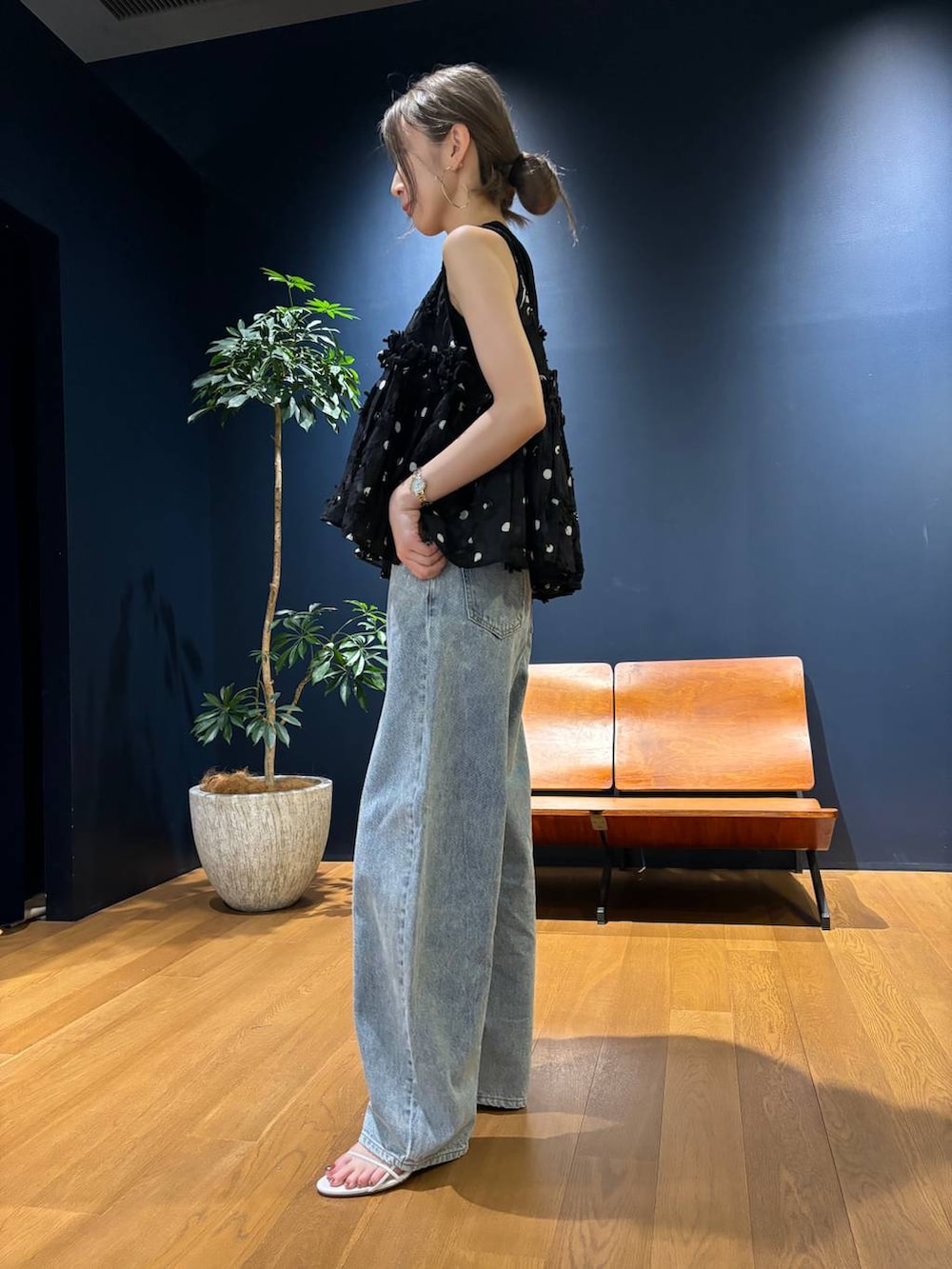 ブラック系のTシャツ/カットソー、ブルー系のデニムパンツを着用したレディースの春コーディネートの2枚目の写真