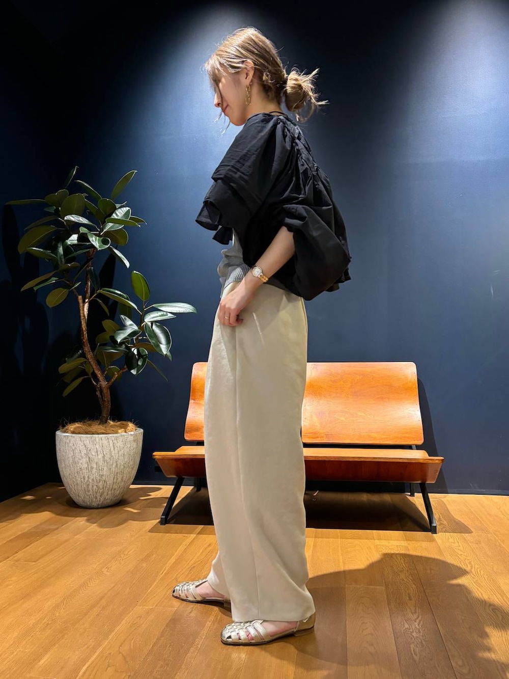 グレー系のタンクトップ、ブルー系のシャツ/ブラウス、ホワイト系のその他パンツを着用したレディースの春コーディネートの2枚目の写真