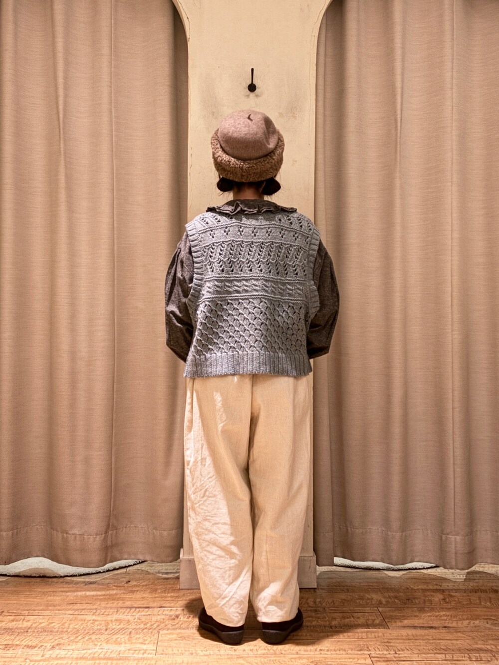 グレー系のシャツ/ブラウス、ブルー系のベスト、ホワイト系のその他パンツを着用したレディースの秋コーディネートの3枚目の写真