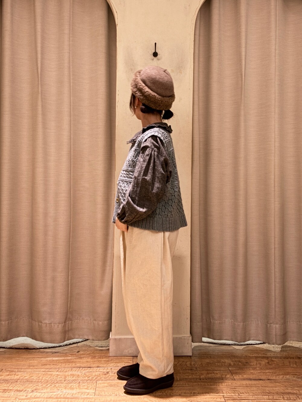 グレー系のシャツ/ブラウス、ブルー系のベスト、ホワイト系のその他パンツを着用したレディースの秋コーディネートの2枚目の写真