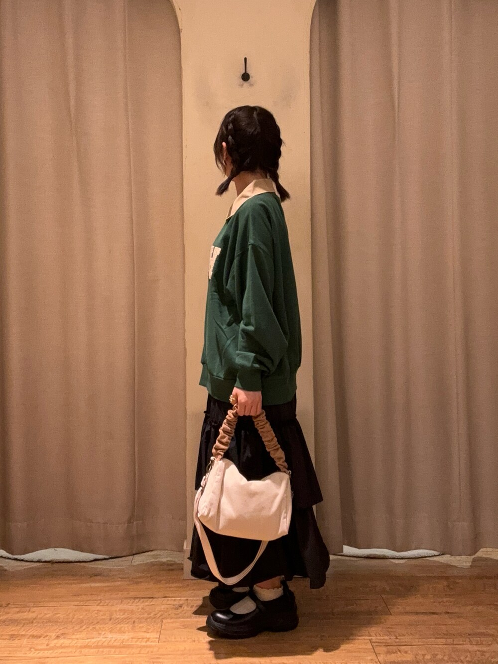 「ehkasopo、トレーナー、カジュアルコーデ、カジュアルガーリー、スポーティ、スカート、低身長、低身長コーデ、秋コーデ」｜「ehka sopoの配色襟スウェット（Tシャツ/カットソー、グリーン系）」を使った、とあさん（レディース・146cm）の秋コーディネートの2枚目の写真