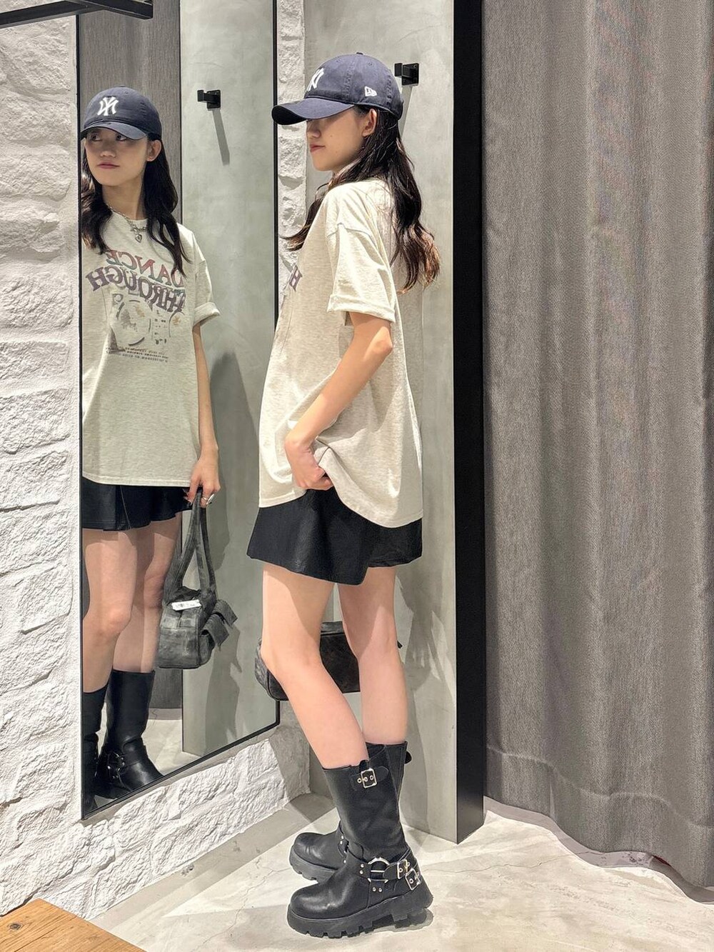 ブラック系のボストンバッグ、ブラック系のその他パンツ、ホワイト系のTシャツ/カットソーを着用したレディースの春コーディネートの3枚目の写真