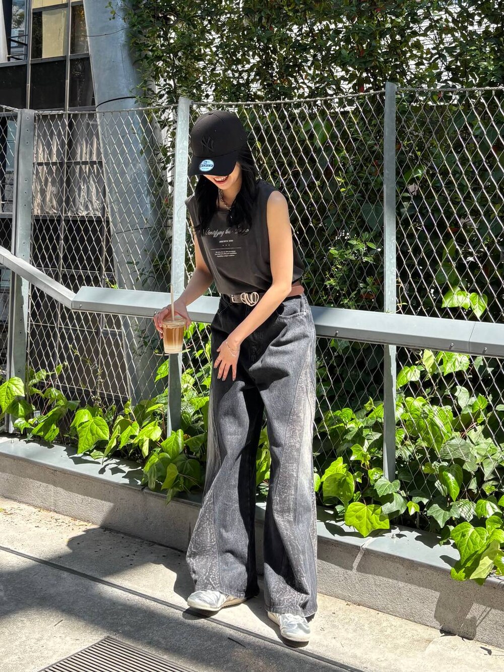 「高身長、韓国系、モード、PAGEBOY、Anui、Tシャツ、ノースリーブ、デニムパンツ、カジュアル、カジュアルコーデ、メンズライク、ストリート、韓国ファッション、骨格ナチュラル_PAGEBOY、シンプルコーデ」｜「Anuiの【UNISEX】NEWERA 4FORTYCAP（キャップ、ブラック系）」を使った、meiさん（レディース・166cm）の夏コーディネートの2枚目の写真