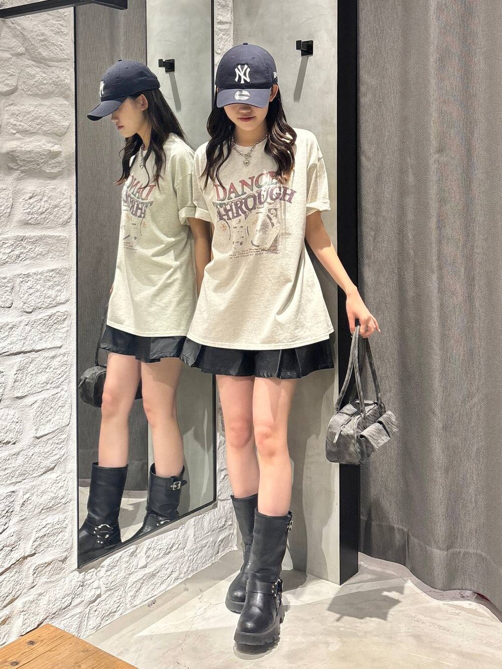 ブラック系のボストンバッグ、ブラック系のその他パンツ、ホワイト系のTシャツ/カットソーを着用したレディースの春コーディネートの2枚目の写真