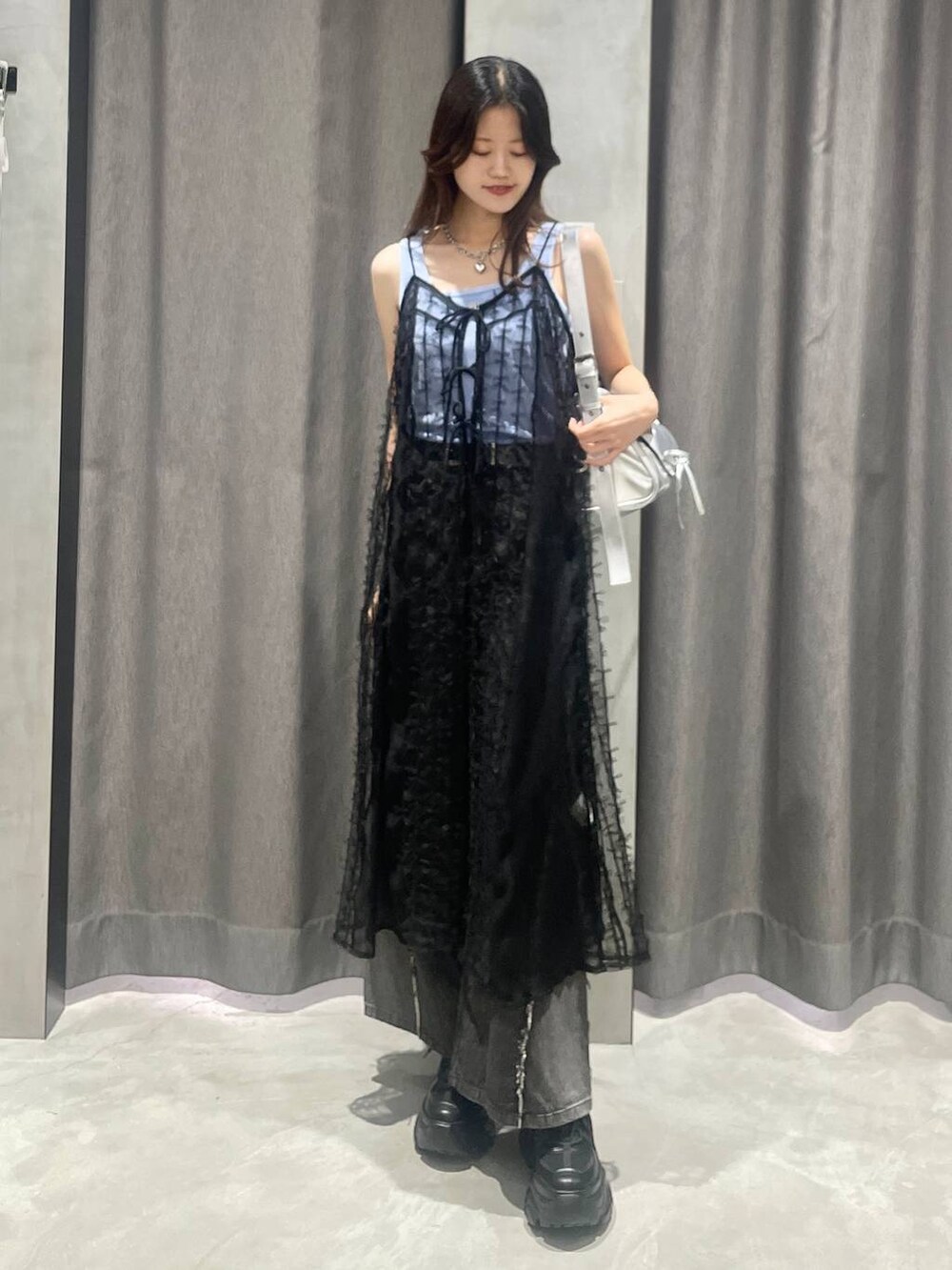 「高身長、韓国系、カジュアル、PAGEBOY、ワンピース、ノースリーブ、タンクトップ、差し色コーデ、デニムパンツ、スニーカー、レイヤードスタイル、骨格ナチュラル_PAGEBOY、きれいめカジュアル」|「PAGEBOYのプラットチャンキースニーカー(スニーカー、ブラック系)」を使った、meiさん(レディース・166cm)の夏コーディネートの3枚目の写真