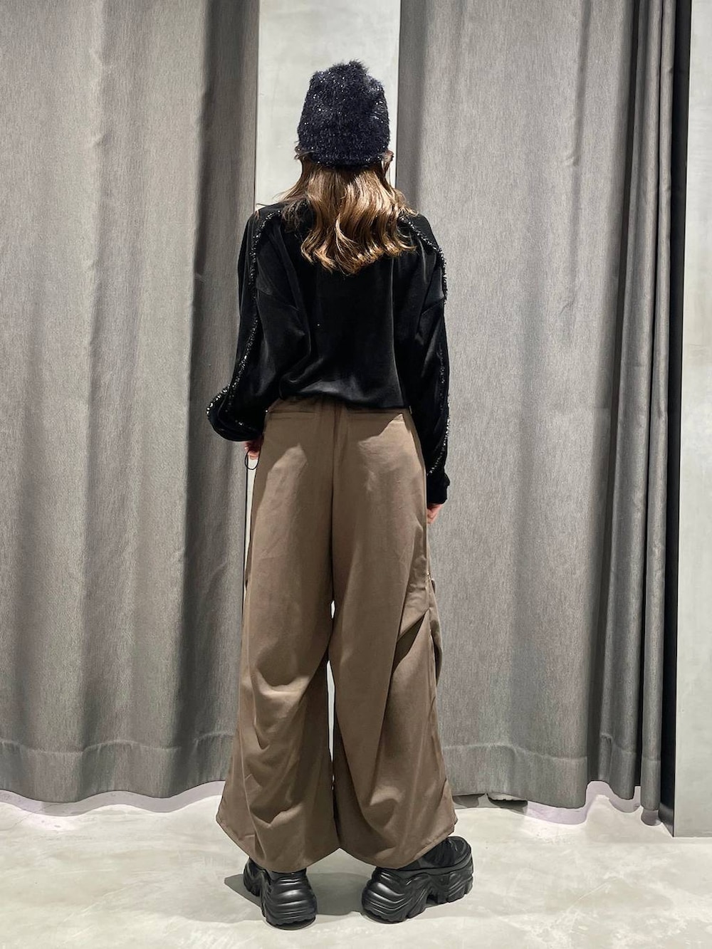 ブラック系のスニーカー、ブラウン系のその他パンツ、ブラック系のジャージを着用したレディースの秋コーディネートの2枚目の写真