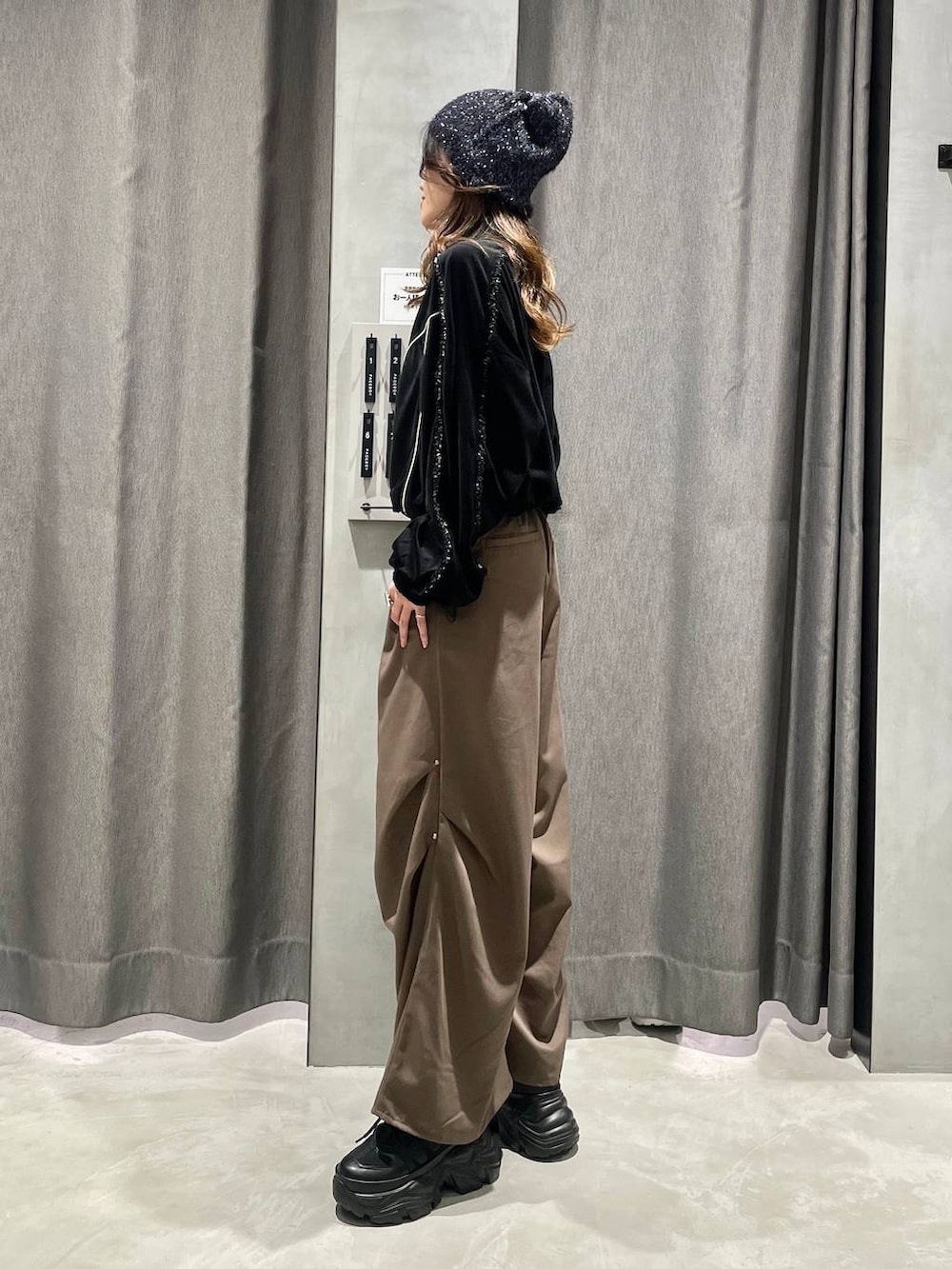 ブラック系のスニーカー、ブラウン系のその他パンツ、ブラック系のジャージを着用したレディースの秋コーディネートの3枚目の写真