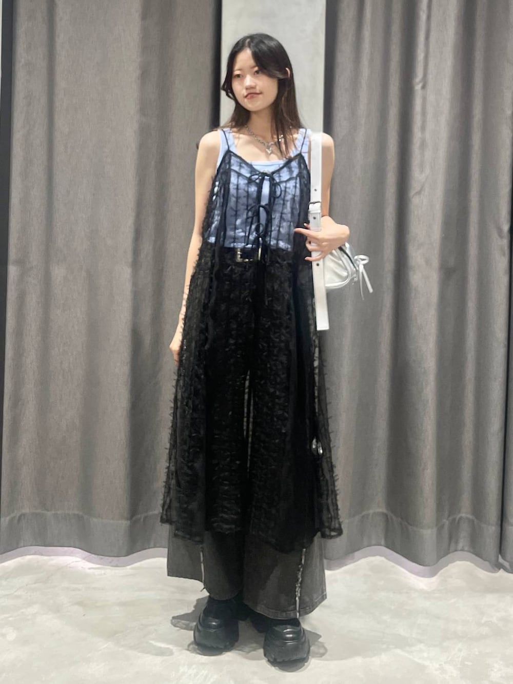 「高身長、韓国系、カジュアル、PAGEBOY、ワンピース、ノースリーブ、タンクトップ、差し色コーデ、デニムパンツ、スニーカー、レイヤードスタイル、骨格ナチュラル_PAGEBOY、きれいめカジュアル」|「PAGEBOYのプラットチャンキースニーカー(スニーカー、ブラック系)」を使った、meiさん(レディース・166cm)の夏コーディネートの4枚目の写真