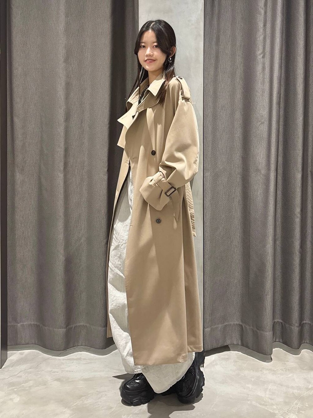 「高身長、韓国系、カジュアル、PAGEBOY、トレンチコート、コート、春アウター、春コーデ、デニムパンツ、骨格ナチュラル_PAGEBOY、大人カジュアル、きれいめカジュアル、モード」｜「PAGEBOYのプラットチャンキースニーカー（スニーカー、ブラック系）」を使った、meiさん（レディース・166cm）の冬コーディネートの2枚目の写真