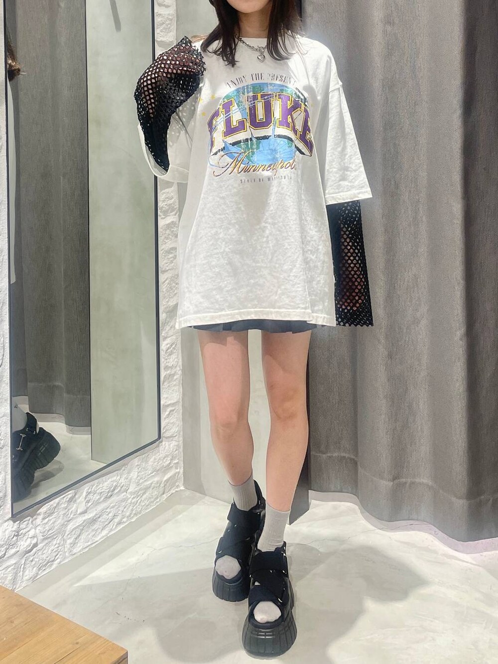 ブラック系のスニーカー、ブラック系のTシャツ/カットソー、ホワイト系のTシャツ/カットソーを着用したレディースの夏コーディネートの2枚目の写真