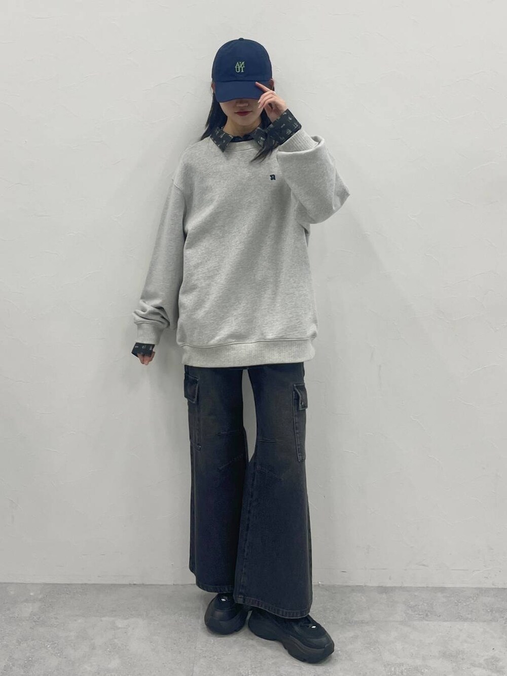 グレー系のスウェット、ブラック系のシャツ/ブラウス、ブルー系のキャップを着用したレディースの冬コーディネートの3枚目の写真