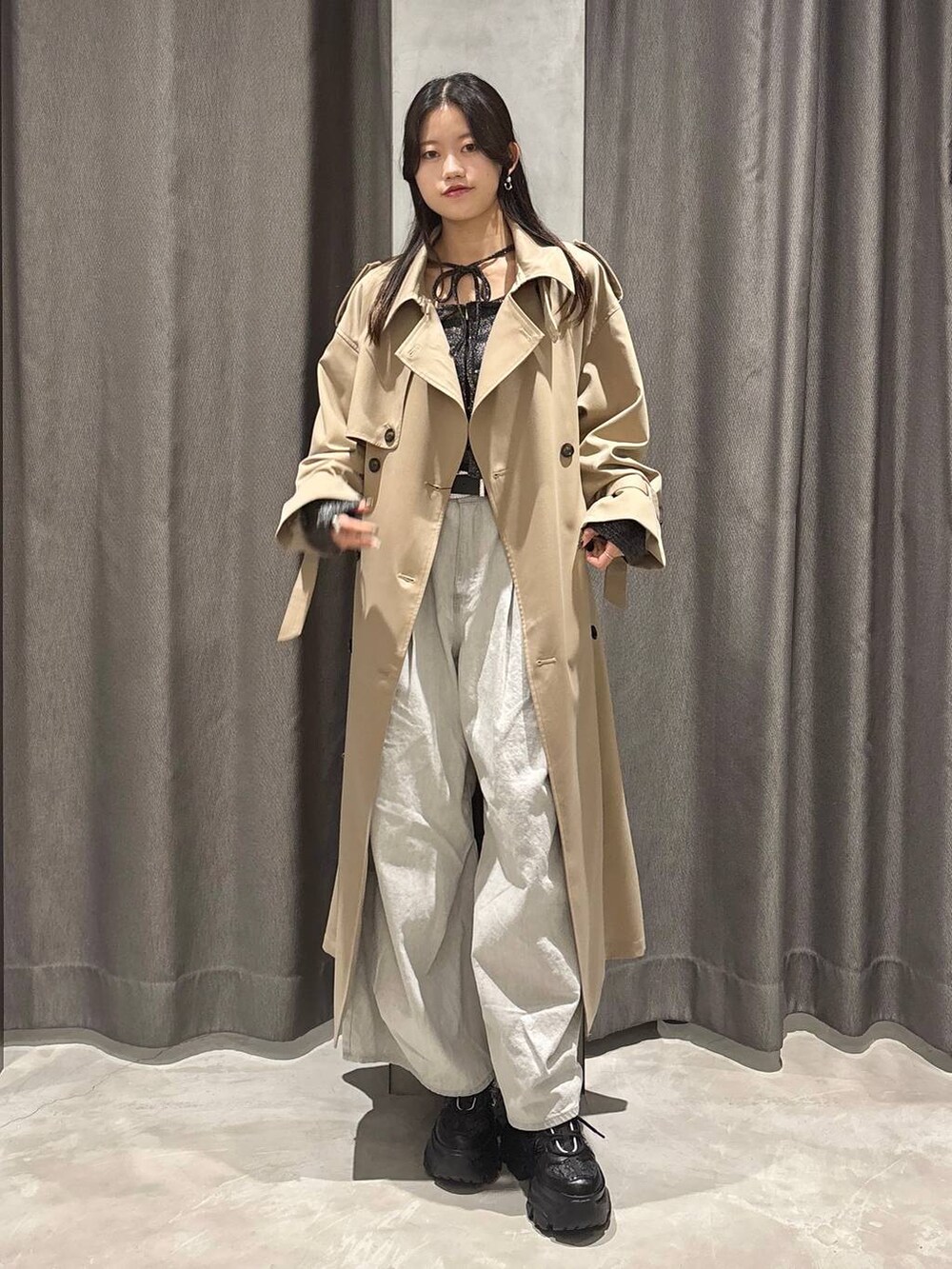 「高身長、韓国系、カジュアル、PAGEBOY、トレンチコート、コート、春アウター、春コーデ、デニムパンツ、骨格ナチュラル_PAGEBOY、大人カジュアル、きれいめカジュアル、モード」｜「PAGEBOYのプラットチャンキースニーカー（スニーカー、ブラック系）」を使った、meiさん（レディース・166cm）の冬コーディネートの3枚目の写真