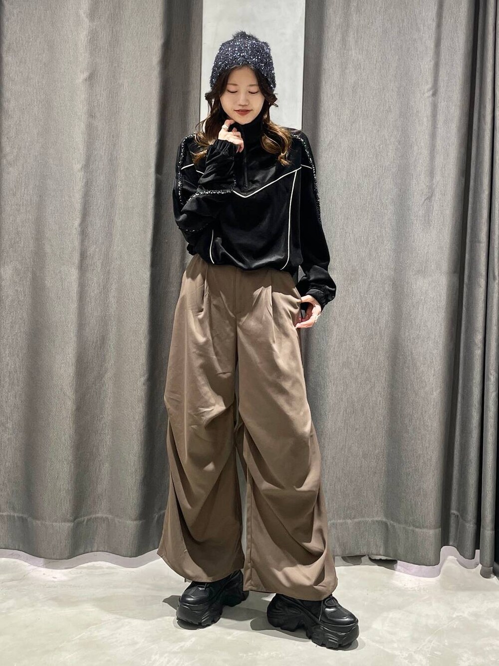 ブラック系のスニーカー、ブラウン系のその他パンツ、ブラック系のジャージを着用したレディースの秋コーディネートの4枚目の写真