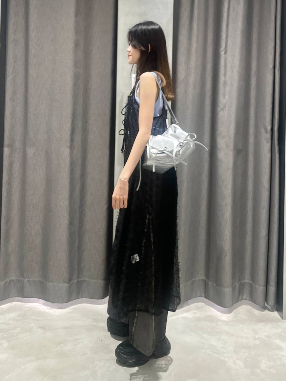 「高身長、韓国系、カジュアル、PAGEBOY、ワンピース、ノースリーブ、タンクトップ、差し色コーデ、デニムパンツ、スニーカー、レイヤードスタイル、骨格ナチュラル_PAGEBOY、きれいめカジュアル」|「PAGEBOYのプラットチャンキースニーカー(スニーカー、ブラック系)」を使った、meiさん(レディース・166cm)の夏コーディネートの2枚目の写真