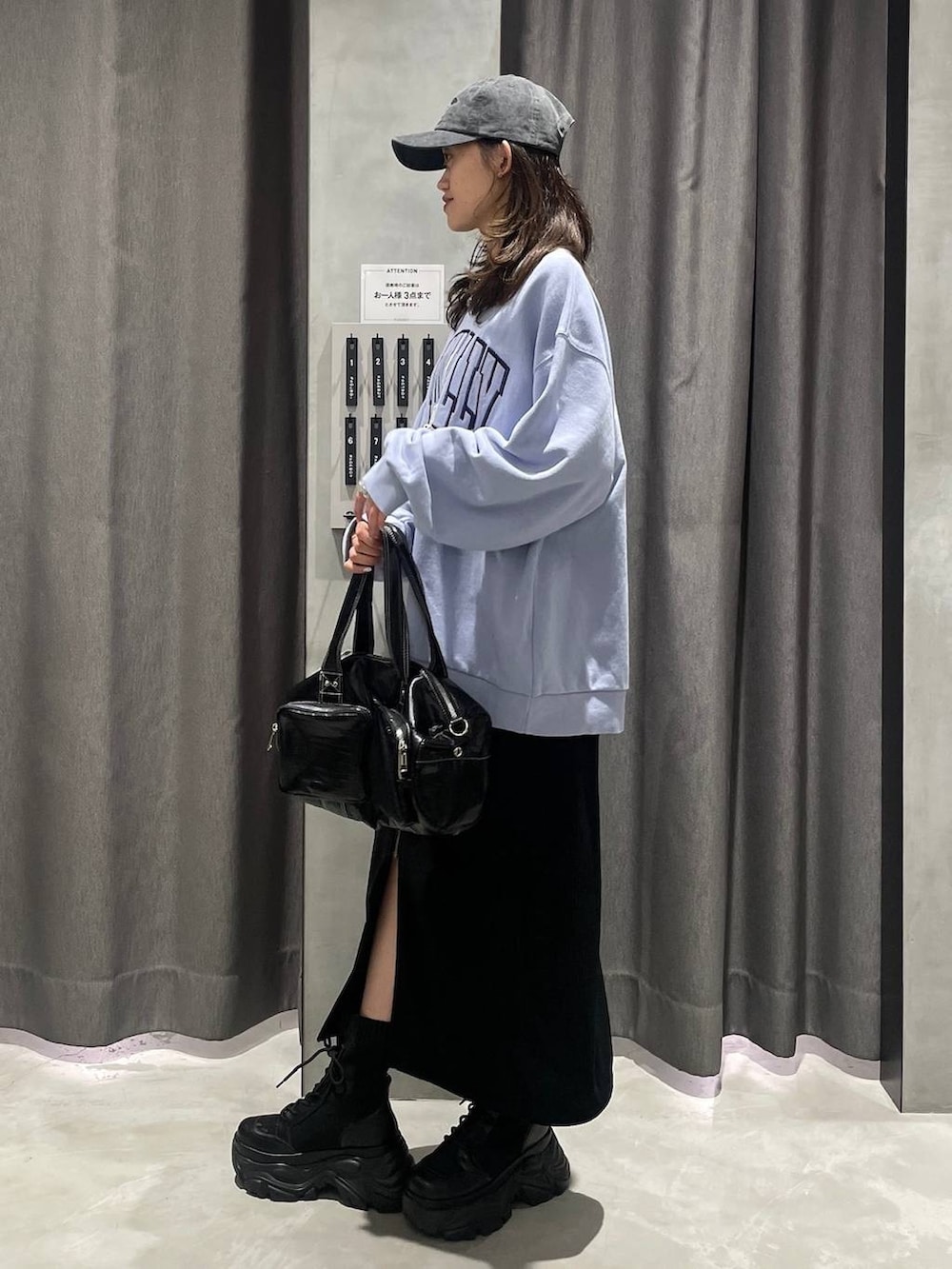 ブラウン系のブーツ、ブラック系のショルダーバッグ、ブルー系のスウェットを着用したレディースの冬コーディネートの4枚目の写真