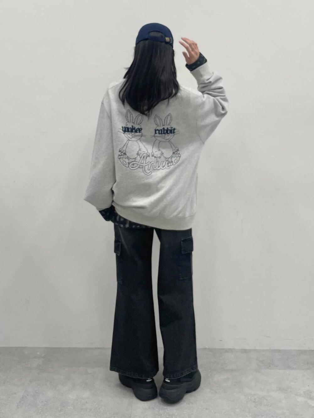 グレー系のスウェット、ブラック系のシャツ/ブラウス、ブルー系のキャップを着用したレディースの冬コーディネートの5枚目の写真