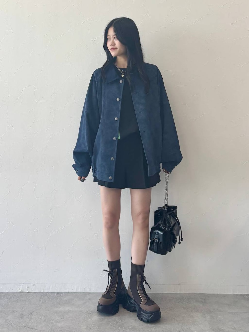 ブラウン系のブーツ、ブラック系のその他パンツ、ブラック系のTシャツ/カットソーを着用したレディースの夏コーディネートの3枚目の写真