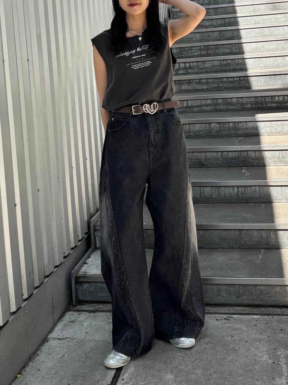 「高身長、韓国系、モード、PAGEBOY、Anui、Tシャツ、ノースリーブ、デニムパンツ、カジュアル、カジュアルコーデ、メンズライク、ストリート、韓国ファッション、骨格ナチュラル_PAGEBOY、シンプルコーデ」｜「Anuiの【UNISEX】NEWERA 4FORTYCAP（キャップ、ブラック系）」を使った、meiさん（レディース・166cm）の夏コーディネートの3枚目の写真